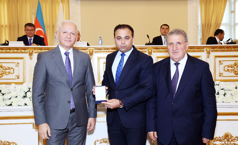 Folklor İnstitutunun direktoru Hikmət Quliyev “Birinci Türkoloji Qurultayın 100 illiyi (1926–2026)” xatirə nişanı ilə təltif olunub