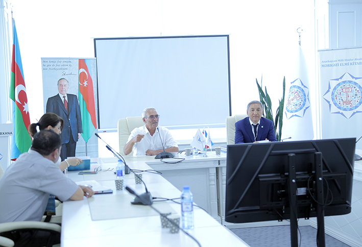 "Türkoloji folklorşünaslıq" Simpoziumunda türk epik ənənəsinin mətn, kontekst və tarixi yaddaş problemləri müzakirə olunub