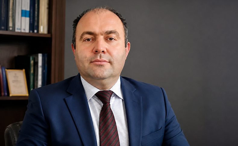 Filologiya elmləri doktoru Səfa Qarayevin məqaləsi DAHA.az-da dərc olunub